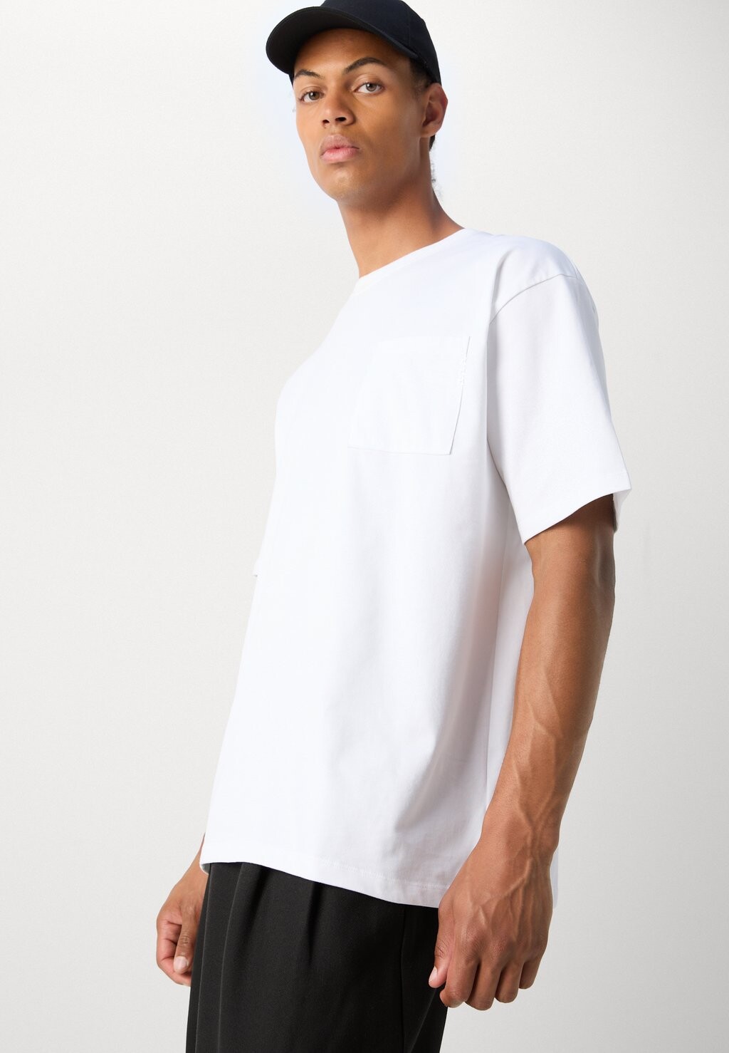

Базовая футболка CORE 3 CROSSES LOOSE FIT POCKET Scotch & Soda, белый