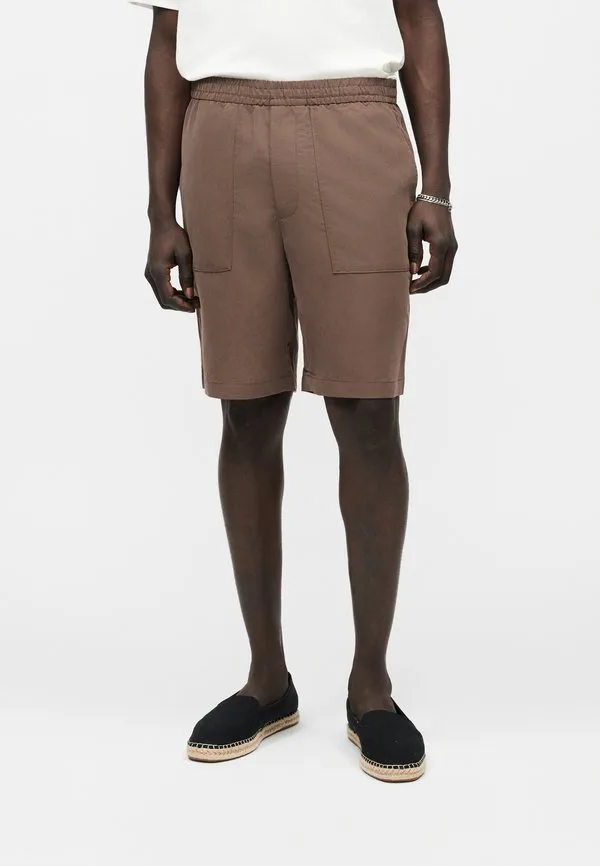 Наденьте классические брюки или шорты Calvin Klein, Warm Oak — фото 3