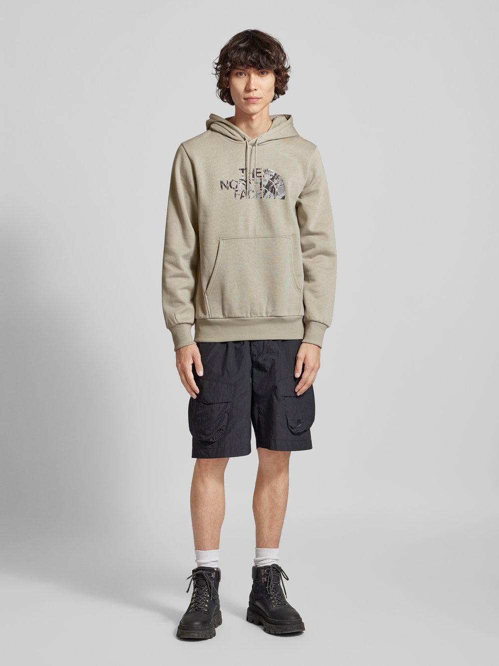 

Толстовка с капюшоном и этикеткой The North Face