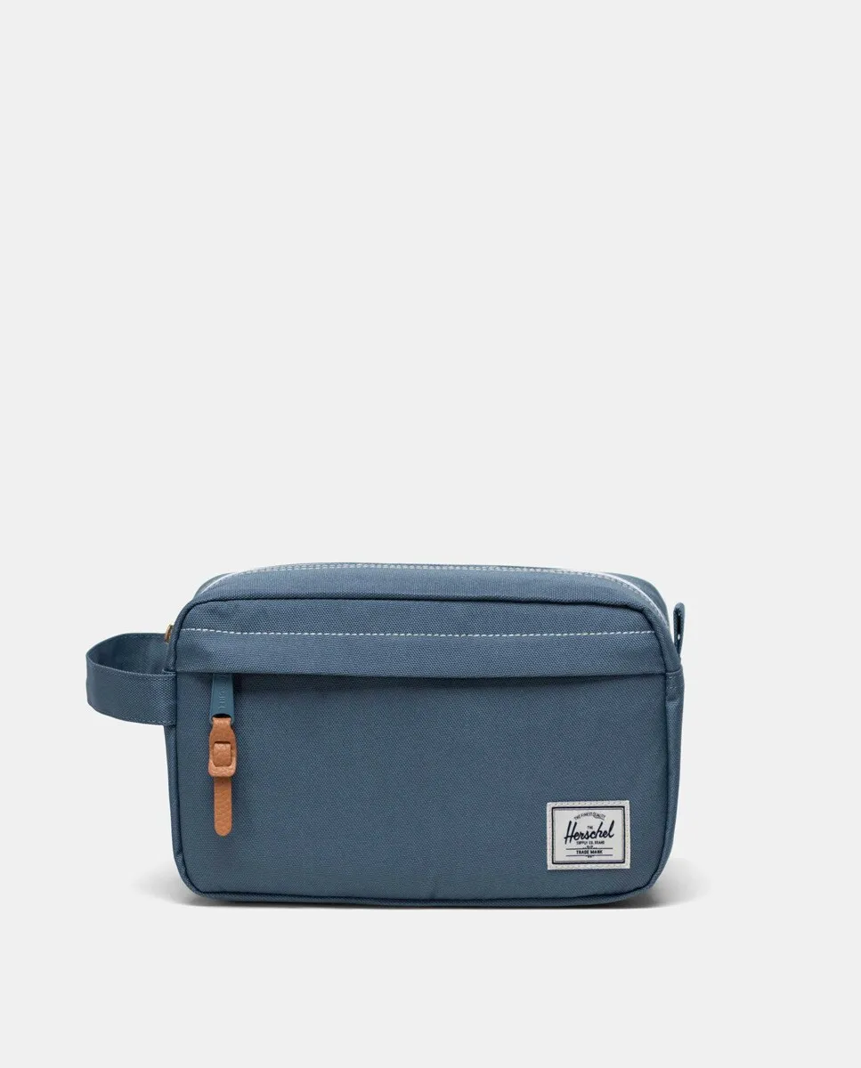 

Синяя косметичка Chapter Travel Kit от Herschel