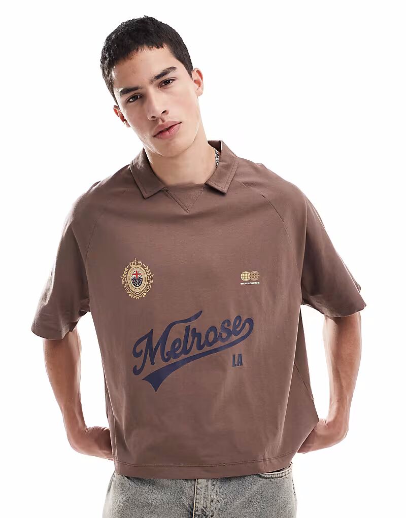 

Свободное поло свободного кроя со спортивной графикой коричневого цвета от ASOS DESIGN