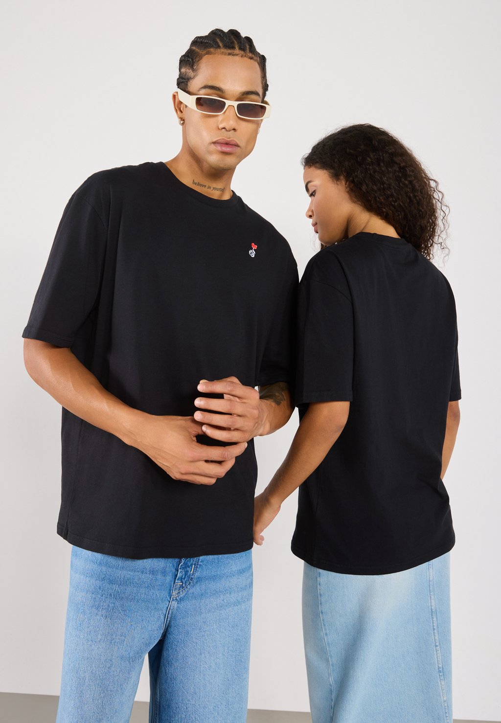 

Базовая футболка UNISEX YOURTURN by Zalando, черный