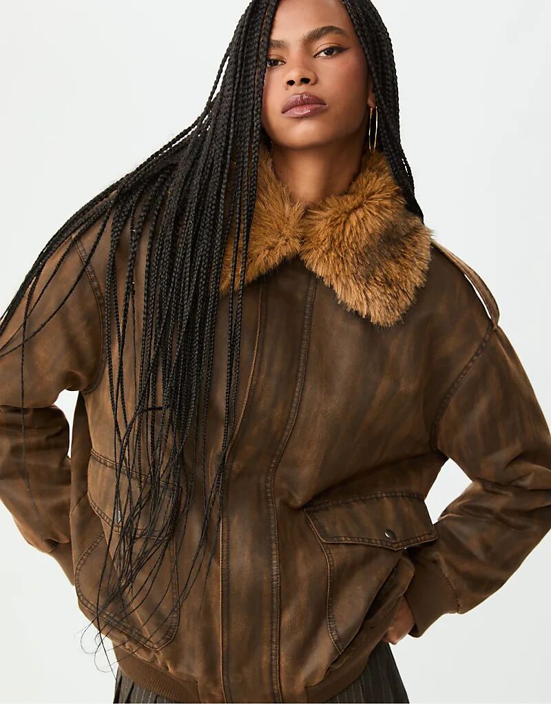 

Длинная контрастная куртка Stradivarius из искусственного меха коричневого цвета