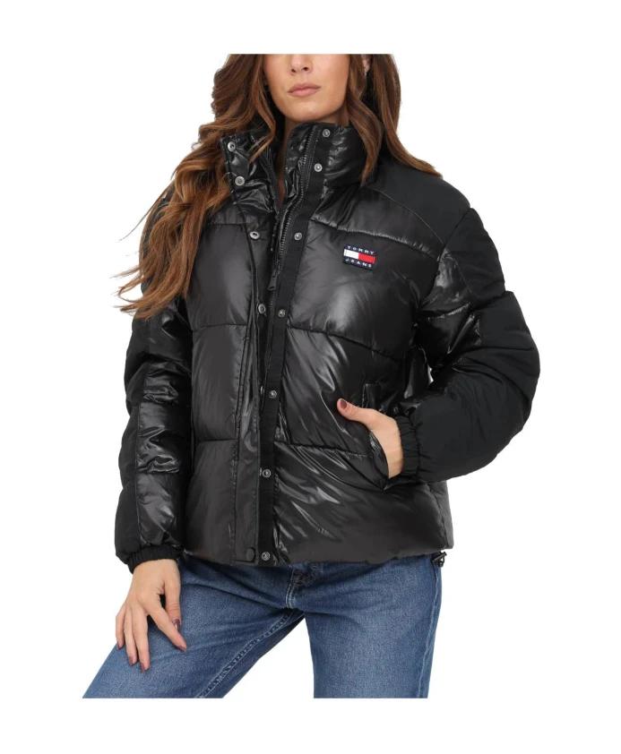 

Черная пуховая куртка с нашивкой в тон. Tommy Hilfiger, черный