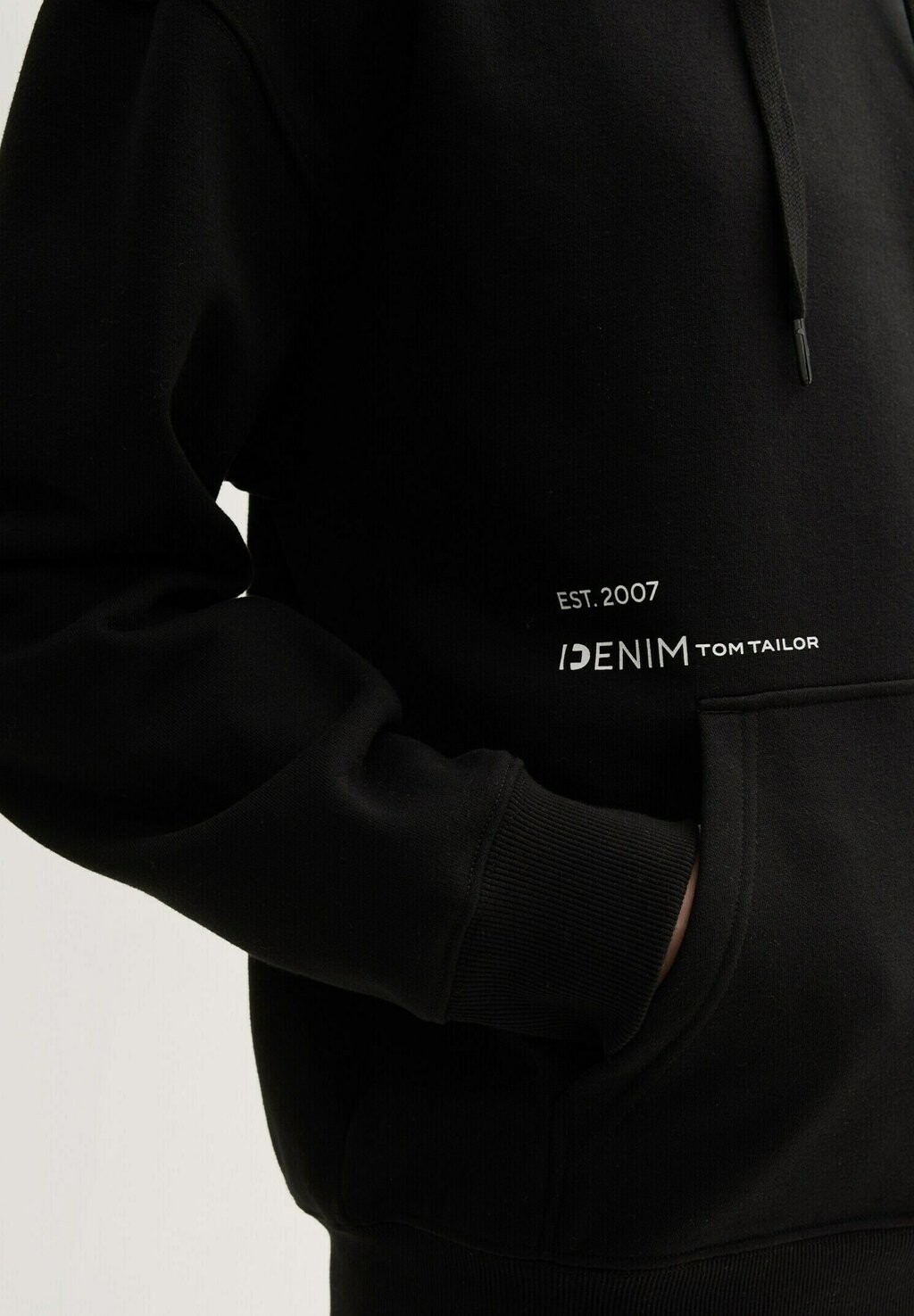 

Толстовка с капюшоном RELAXED MIT RÜCKEN TOM TAILOR DENIM, черный