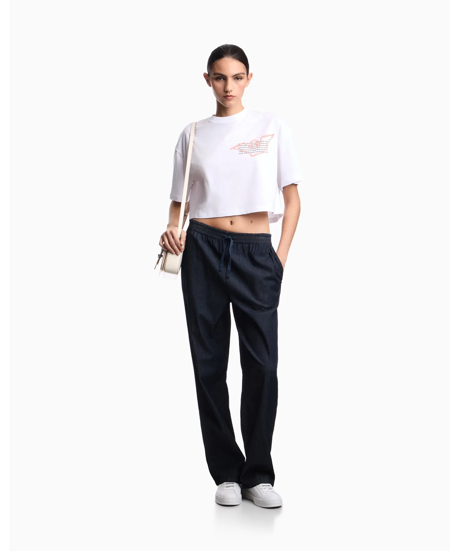 Женская укороченная футболка из хлопка EMPORIO ARMANI с логотипом белая — фото 4