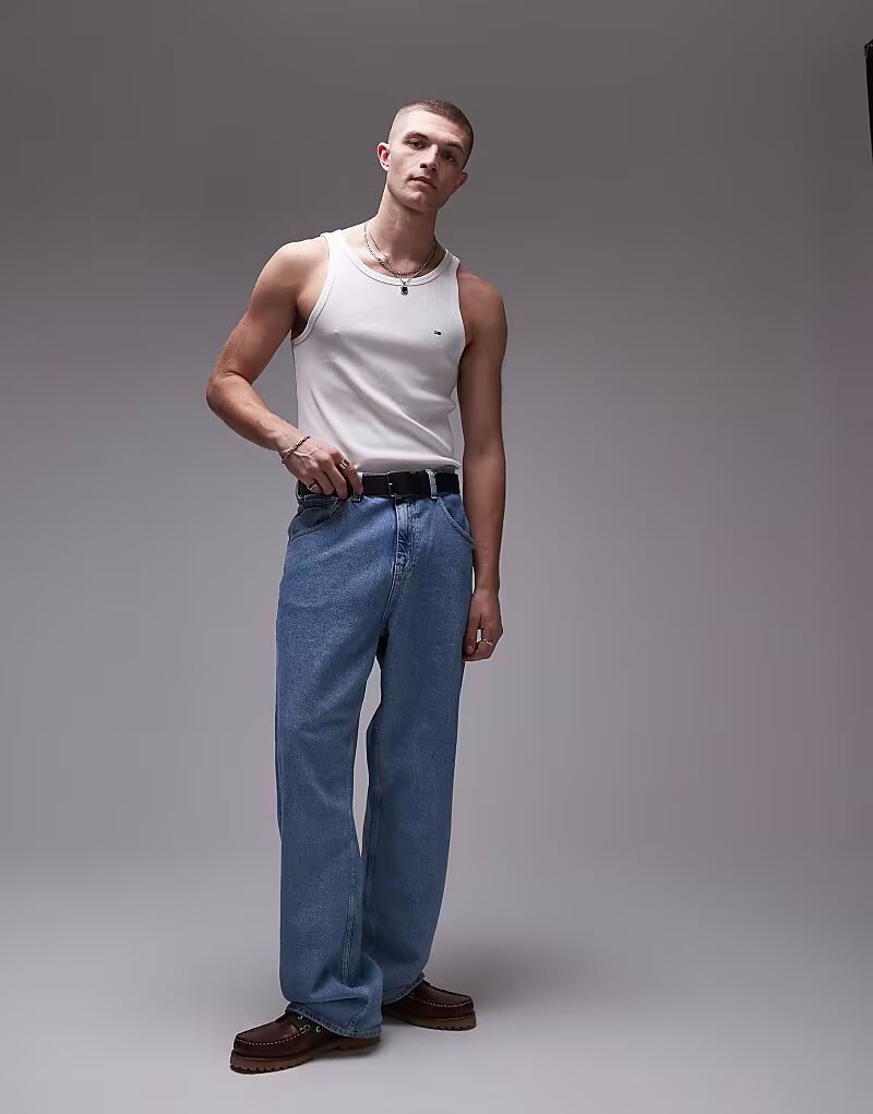 

Майка Tommy Jeans с маленьким флагом в рубчик белого цвета