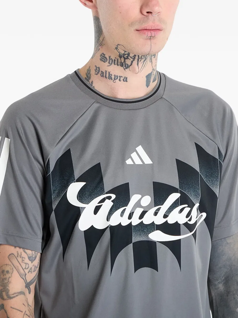 Футболка с полосатым логотипом Adidas, серый — фото 4