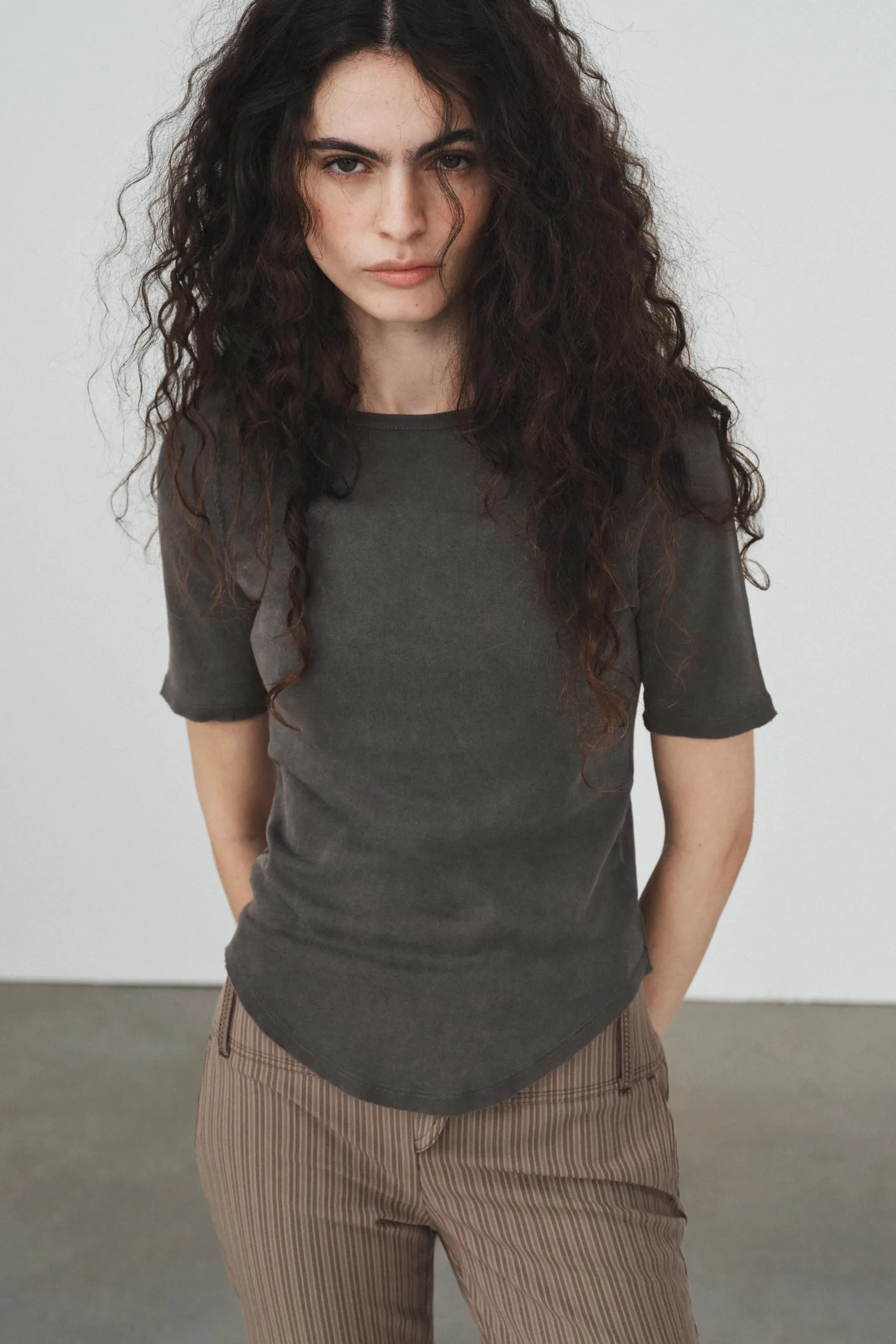 Футболка с эффектом выцветания Zara, угольный