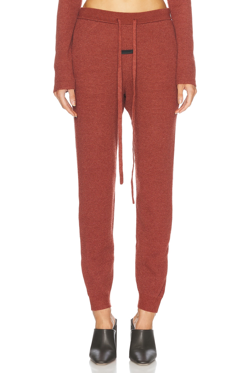 

Спортивные штаны вафельного кроя Fear of God ESSENTIALS, цвет Crimson