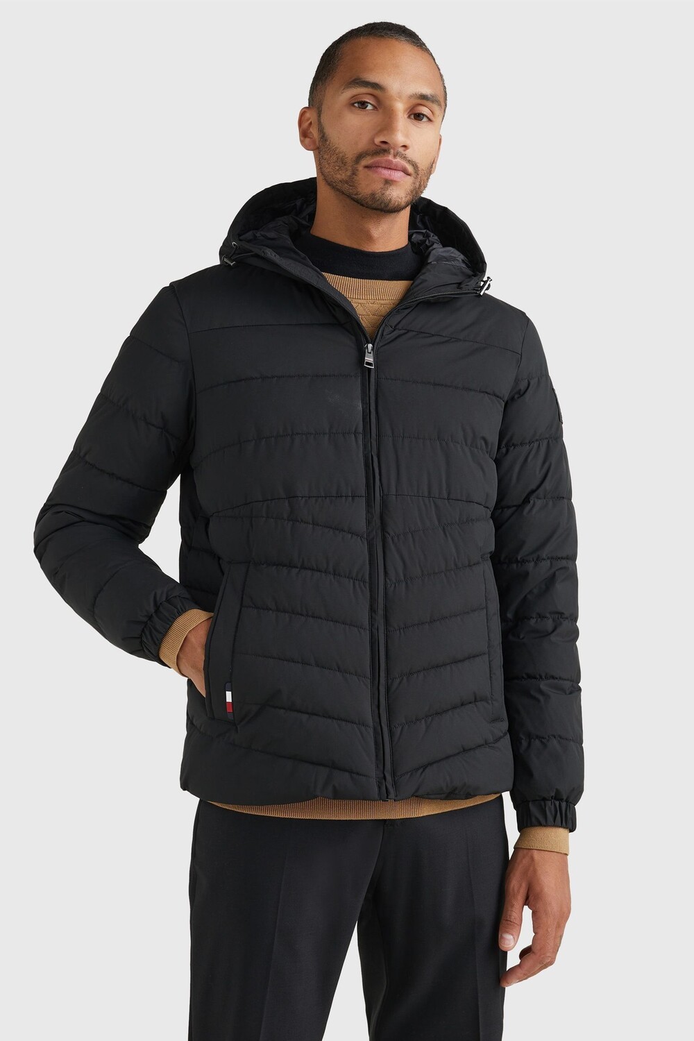 

Черный пуховик с капюшоном с логотипом Tommy Hilfiger, черный