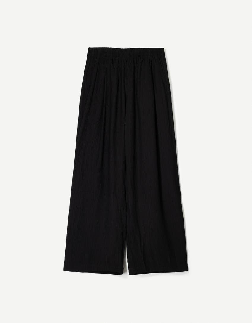

Струящиеся широкие фактурные брюки с завязками на шнурке Bershka, черный