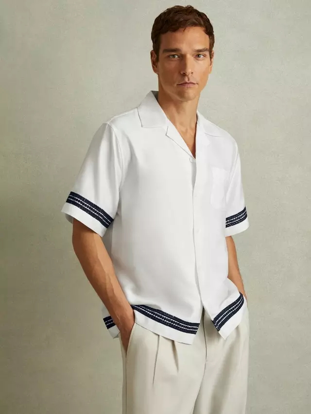 

Рубашка Reiss Sharday Embroidered Trim Cuban Collar, цвет white/navy