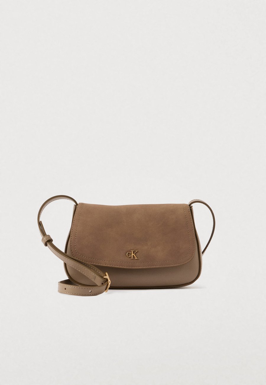 

Сумка кросс-боди Calvin Klein BRUSHED FLAP CAMERA BAG, Desert Taupe/Taupe