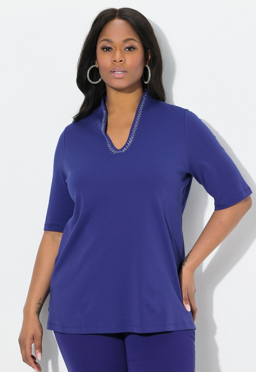 

Футболка Ulla Popken À MANCHES COURTES EN PIMA LIGNE A ET COL JABOT, Ink Blue/Purple