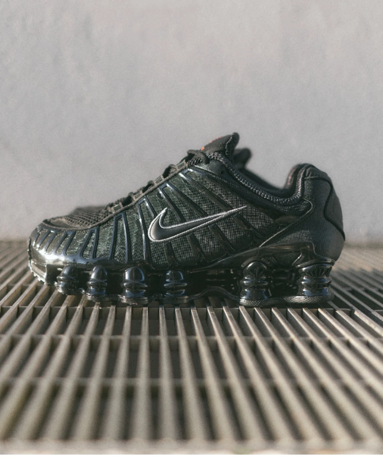 Мужские кроссовки Nike SHOX TL с технологией Shox и меш верхом черные