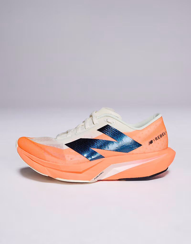Кроссовки для бега New Balance Fuel Cell Rebel V4 оранжевого цвета — фото 2