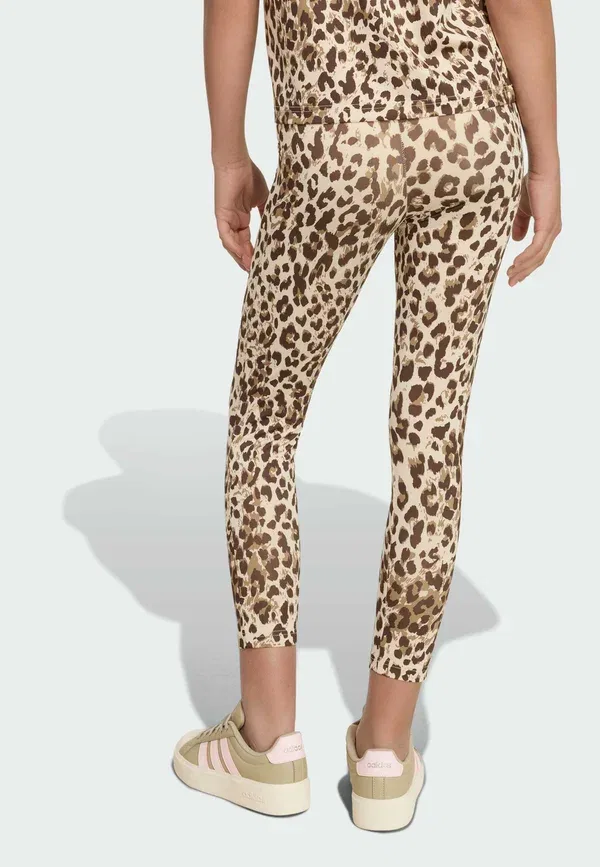 Леггинсы для девочек Junior girl an aop legging leggings Adidas Performance, кристально-льняной хаки, шесть темно-коричневых, темно-коричневый — фото 2