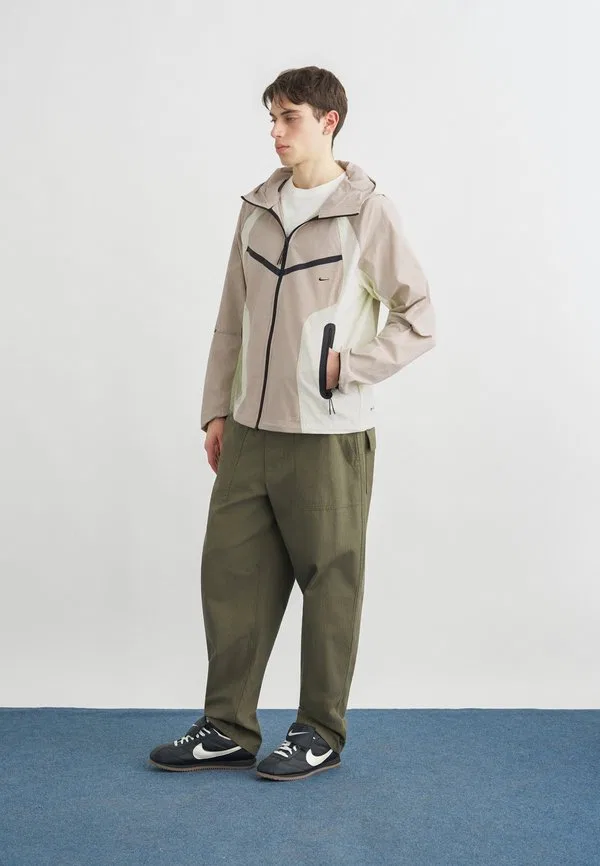 Легкая куртка Nike Sportswear, Cream/Volt Tint/Black — фото 2