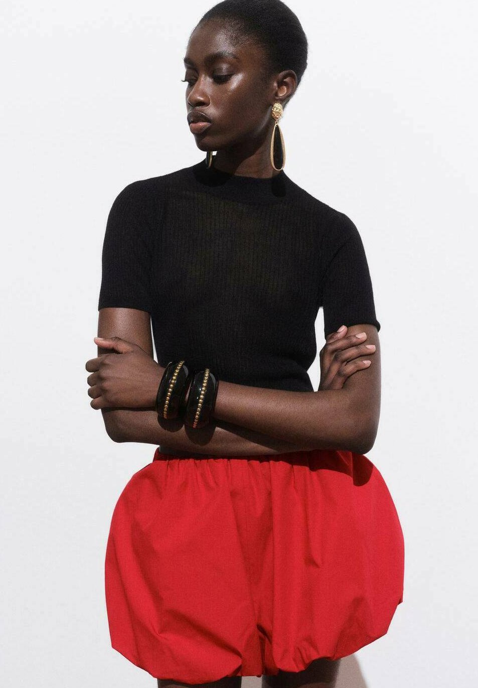 

Базовая футболка CROPPED Mango, черный