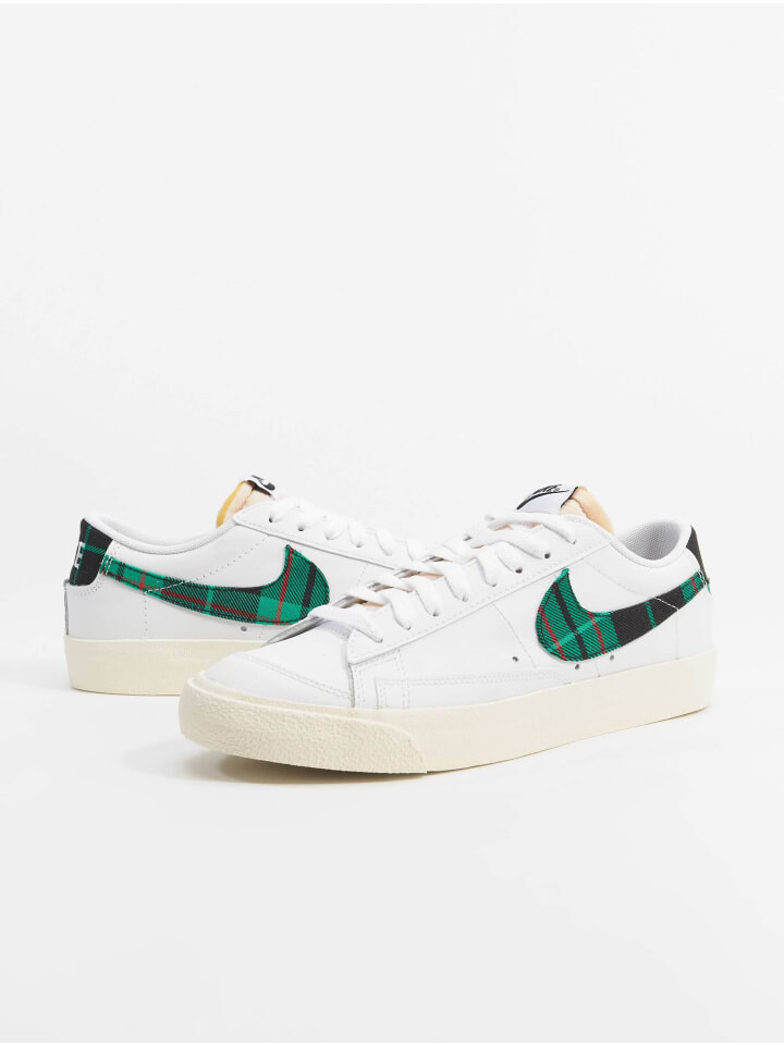 

Кроссовки на шнуровке Nike, цвет stadium green/white/red