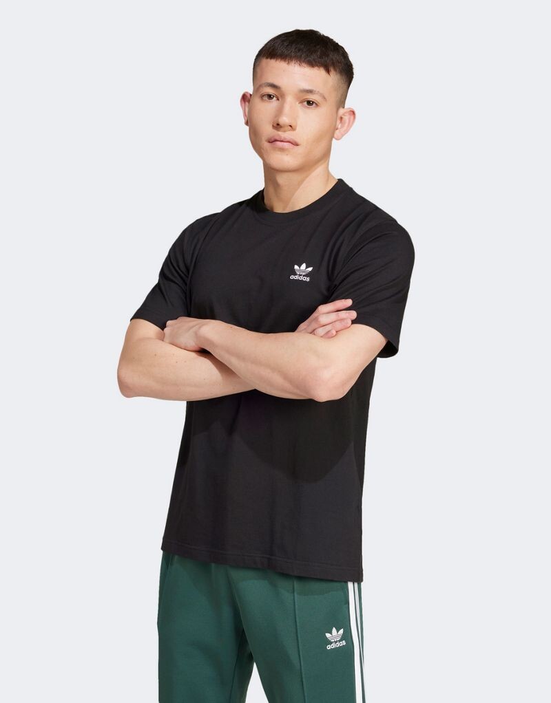 

Черная футболка adidas Essential