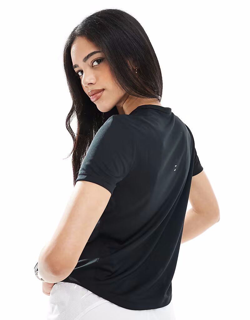 Футболка Nike Running Tempo Dri-Fit черного цвета — фото 4