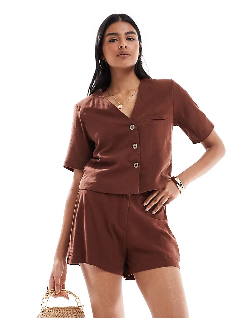 

Короткий костюм Vero Moda из льна шоколадного цвета