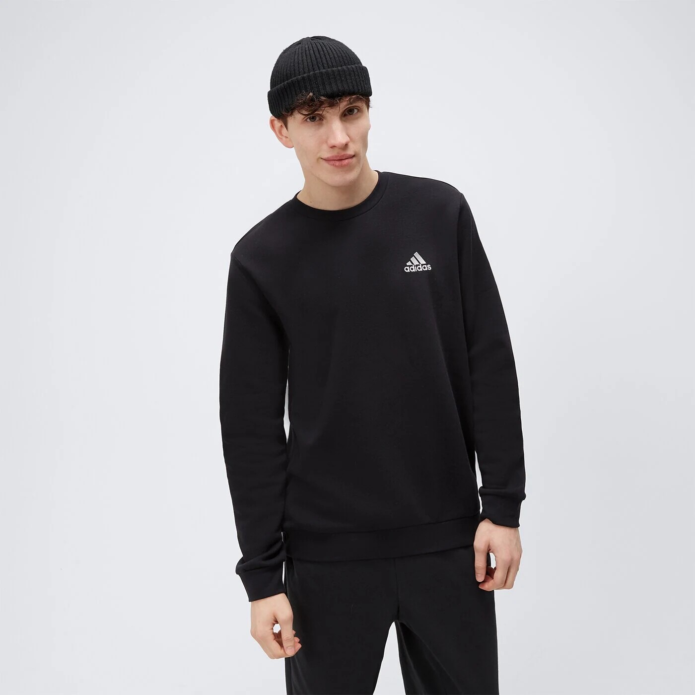 

Свитшот Adidas FeelCozy, черный