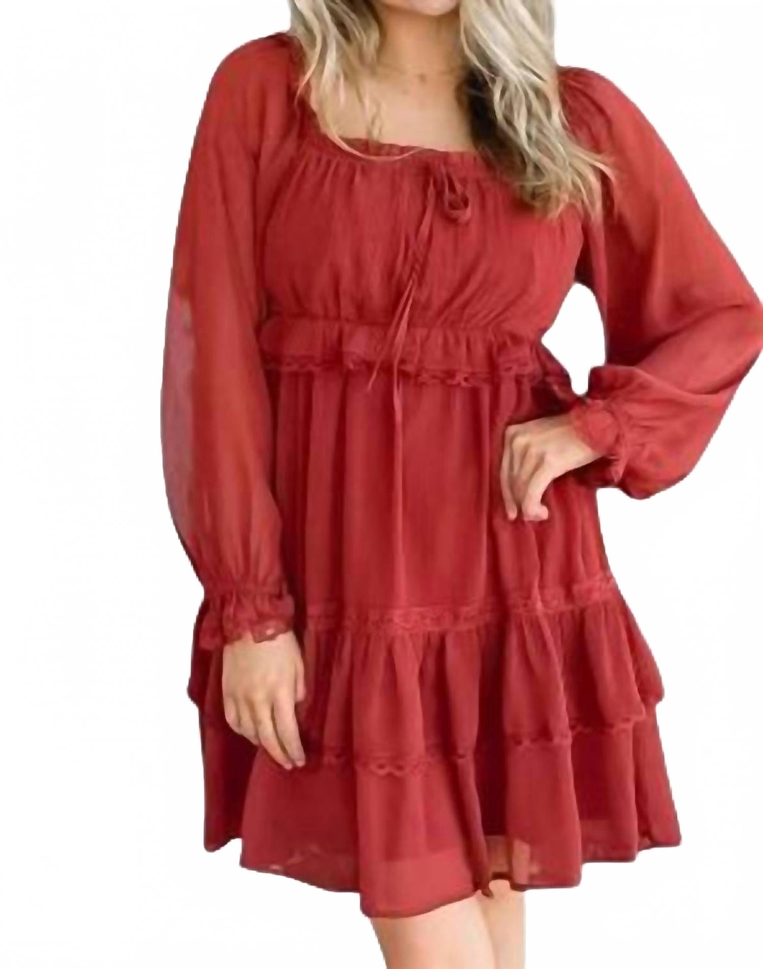 

Listicle Многослойное платье с пышными рукавами, ржавого цвета