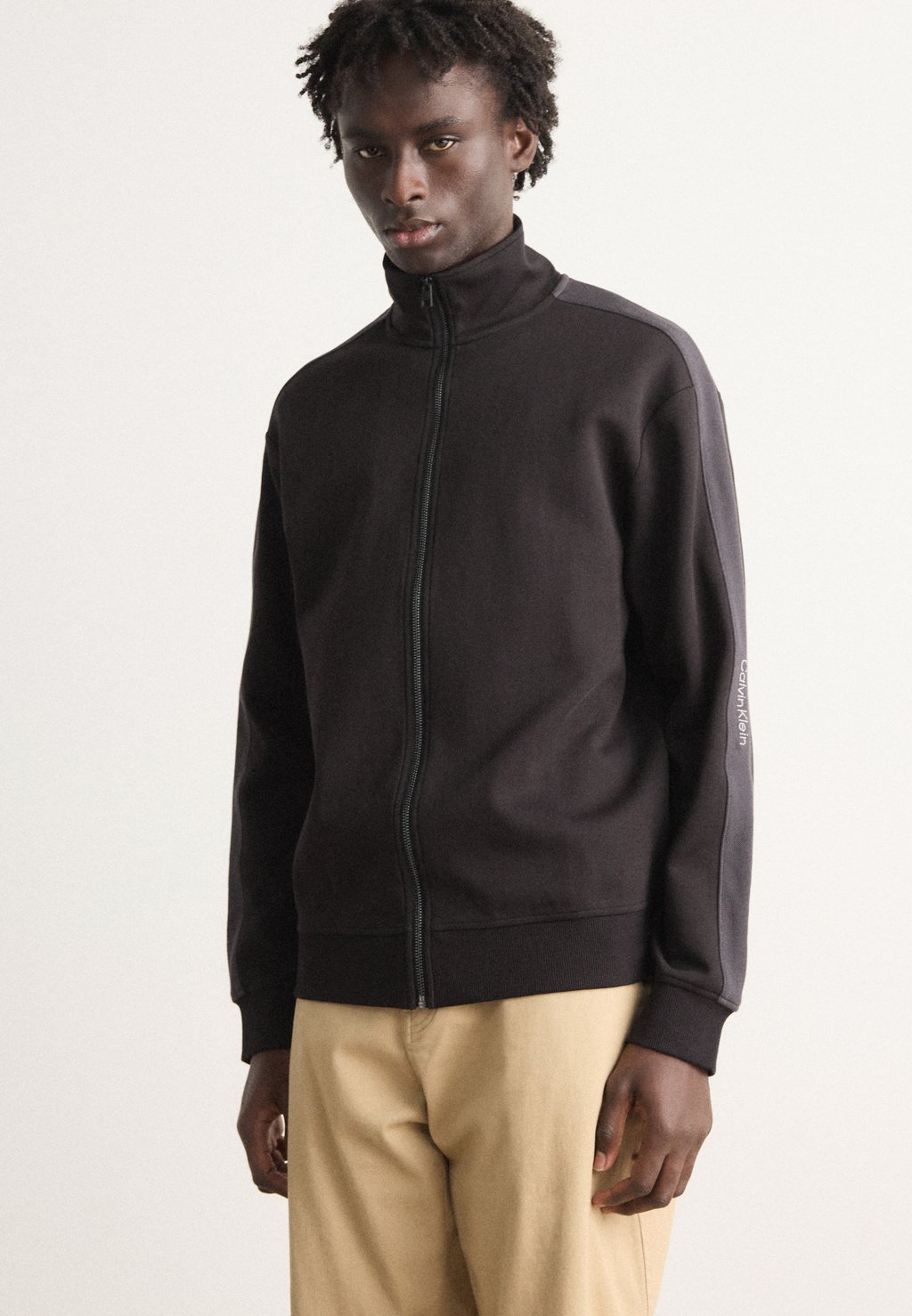

Толстовка на молнии LOGO TAPE ZIP THROUGH Calvin Klein Jeans, черный