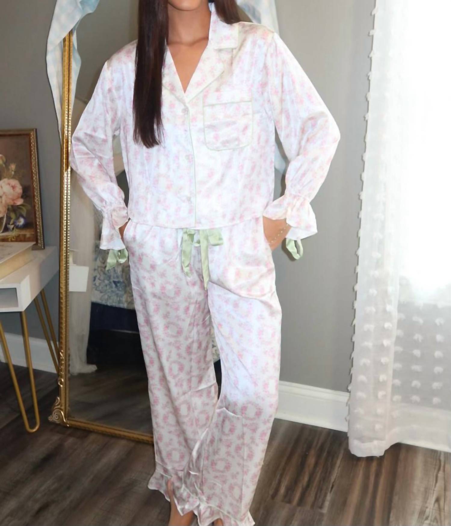 

Пижамный комплект из атласа с цветочным принтом в белом/розовом цвете Peach Love, белый/розовый