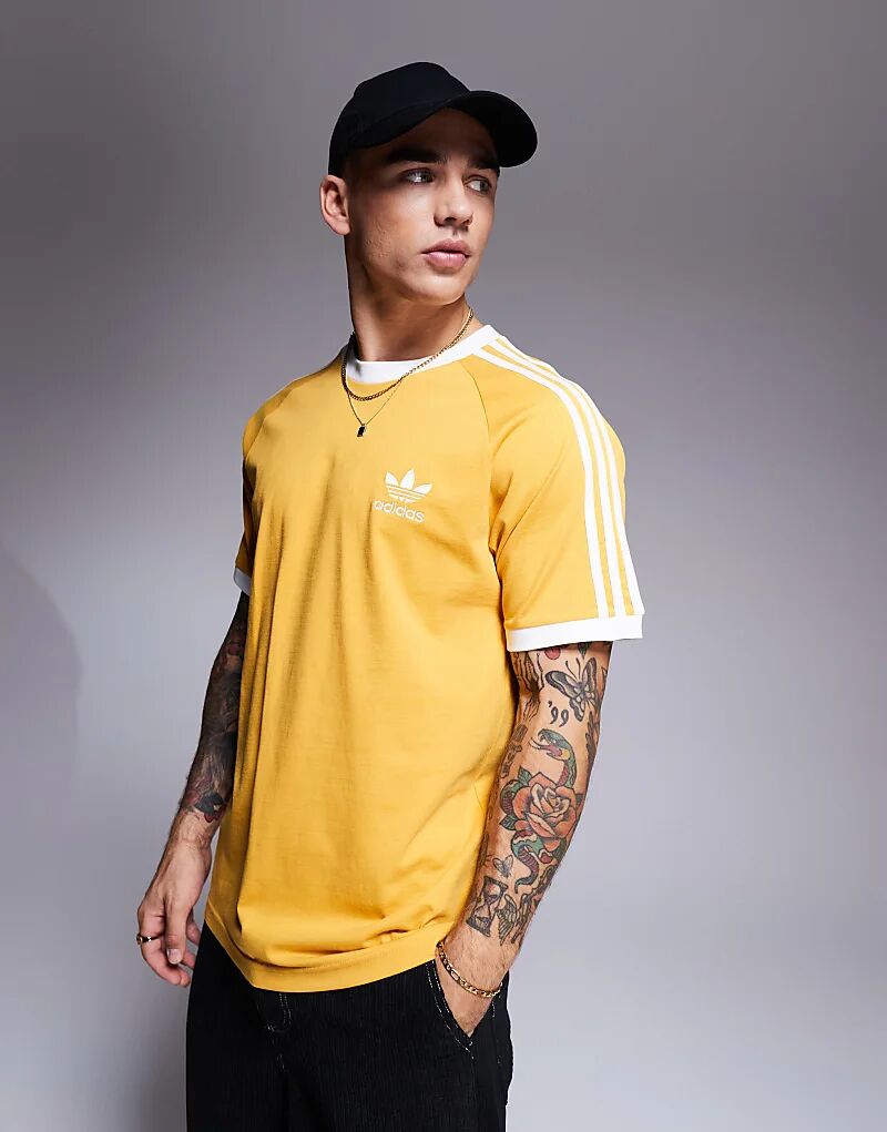 

Футболка с тремя полосками желтого цвета adidas Originals