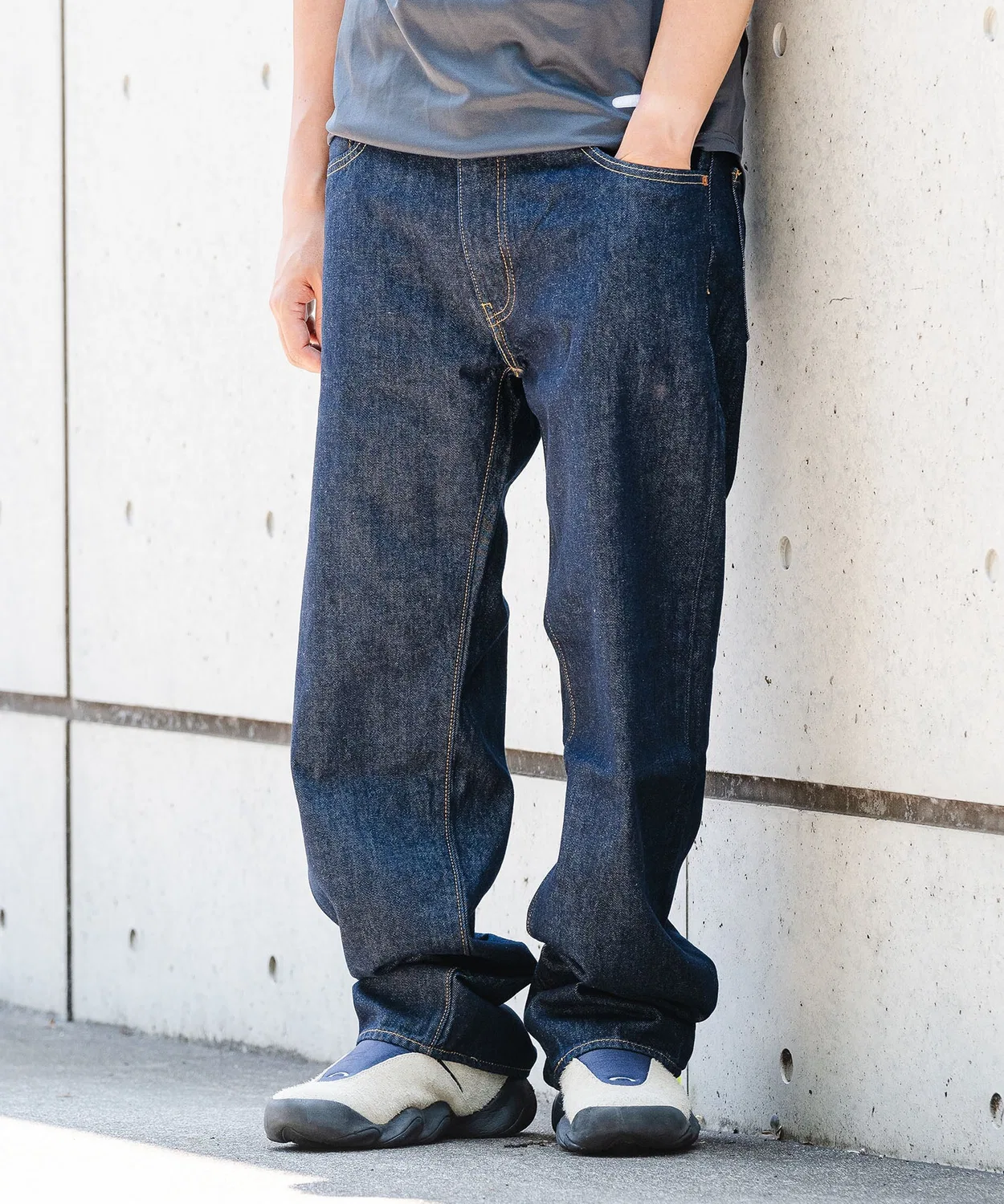 Джинсы прямого кроя Levi's 555 Relaxed Straight, темно-синий — фото 2