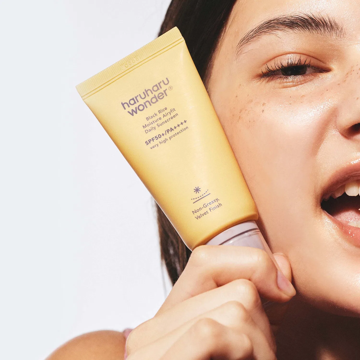Увлажняющий солнцезащитный крем Black Rice Moisture Airyfit для ежедневного использования, SPF 50+/PA++++, 50 мл Haruharu Wonder — фото 2