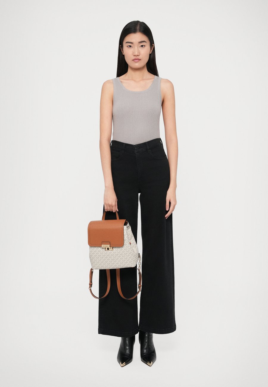 

Рюкзак MICHAEL Michael Kors TRIBECA, Vanilla/Off-White