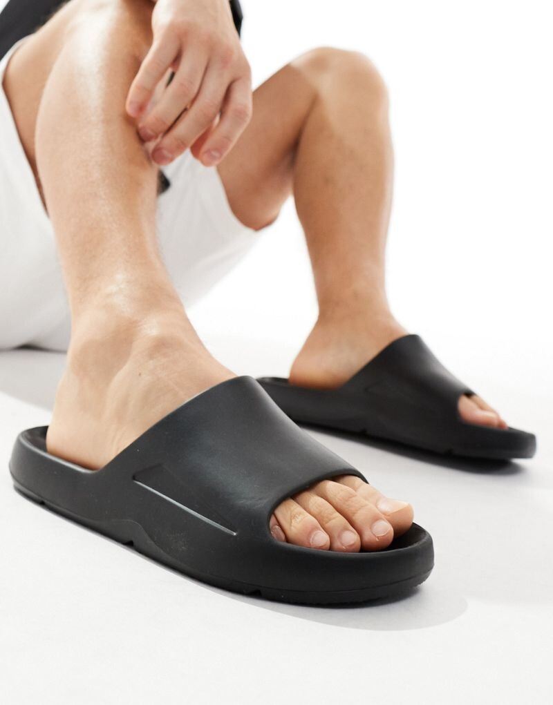 

Шу Харрис в черных шлепанцах Schuh