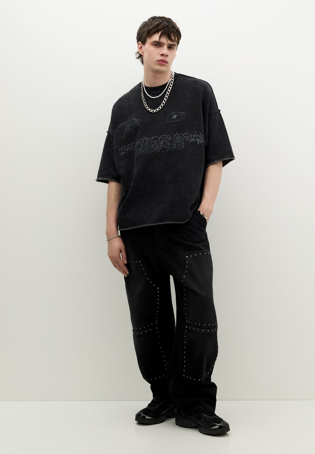 

Футболка с принтом SHORT SLEEVE WITH GOTHIC SLOGAN PULL&BEAR, темно-серый