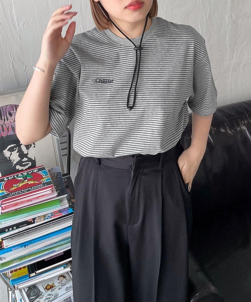 

Футболка с вышитым логотипом и разноцветной каймой Chillfar