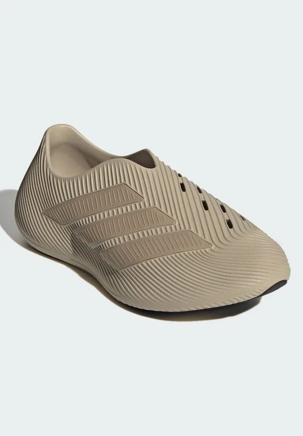 Слипоны purechill Adidas Sportswear, Khaki Three Gold Rw Core Black — фото 2