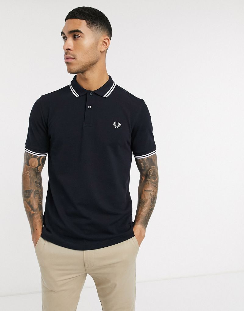 

Темно-сине-белая футболка-поло с логотипом Fred Perry с двумя кончиками