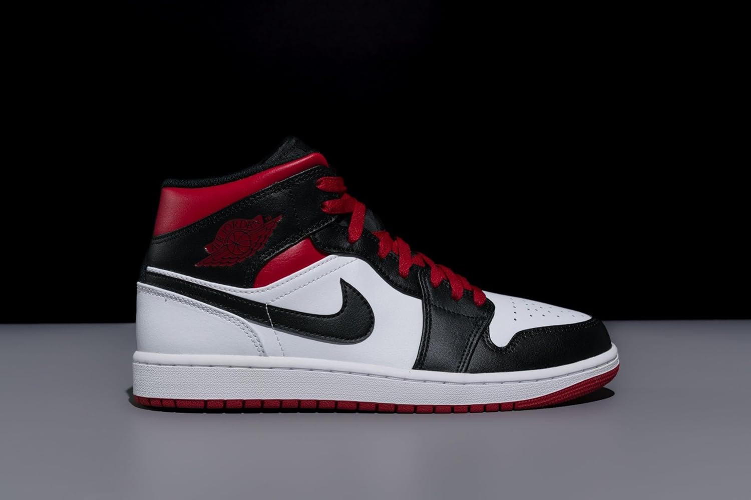 Баскетбольные кроссовки Nike Air Jordan 1 Mid для мужчин, White Gym Red Black — фото 2