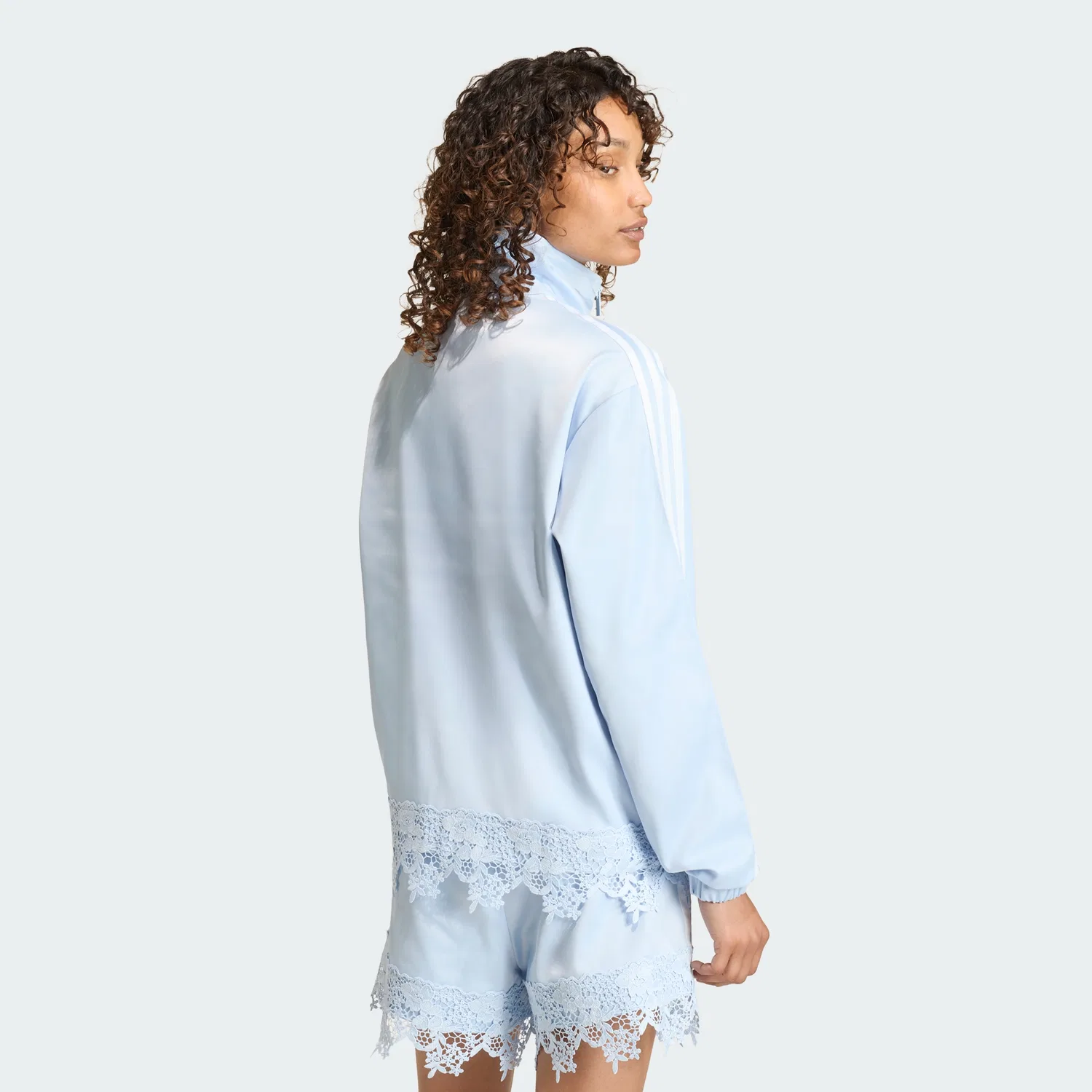 Женская свободная атласная спортивная куртка Firebird Originals от Adidas, цвета Crystal Sky — фото 2