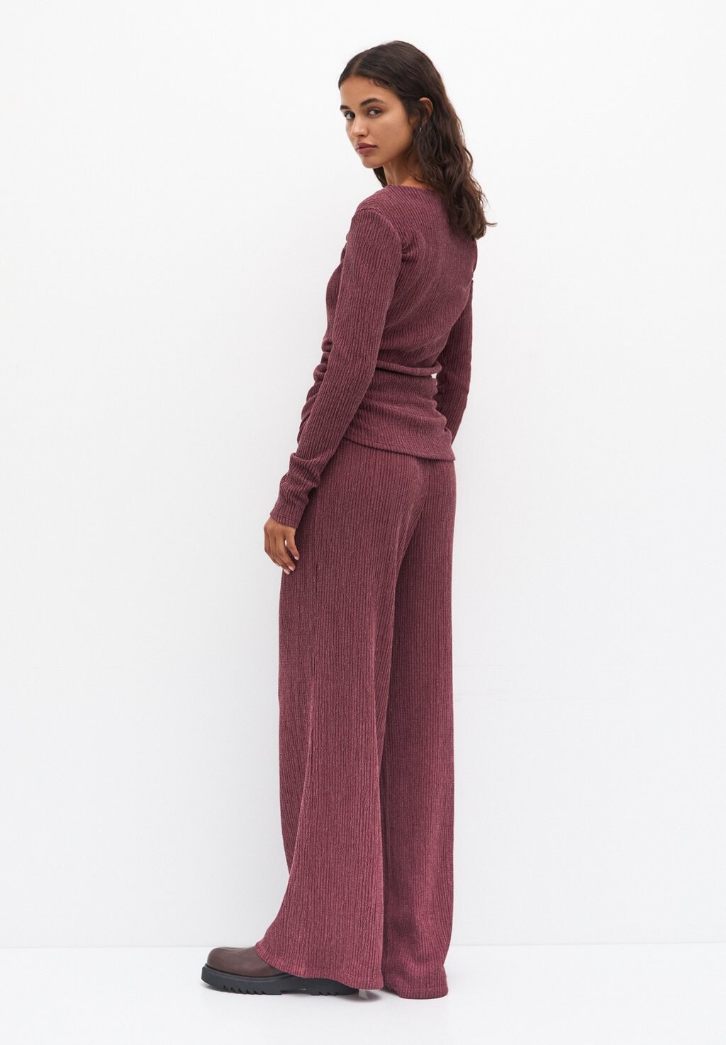 

Топ с длинными рукавами CREPE WITH ASYMMETRIC NECKLINE PULL&BEAR, Бордо