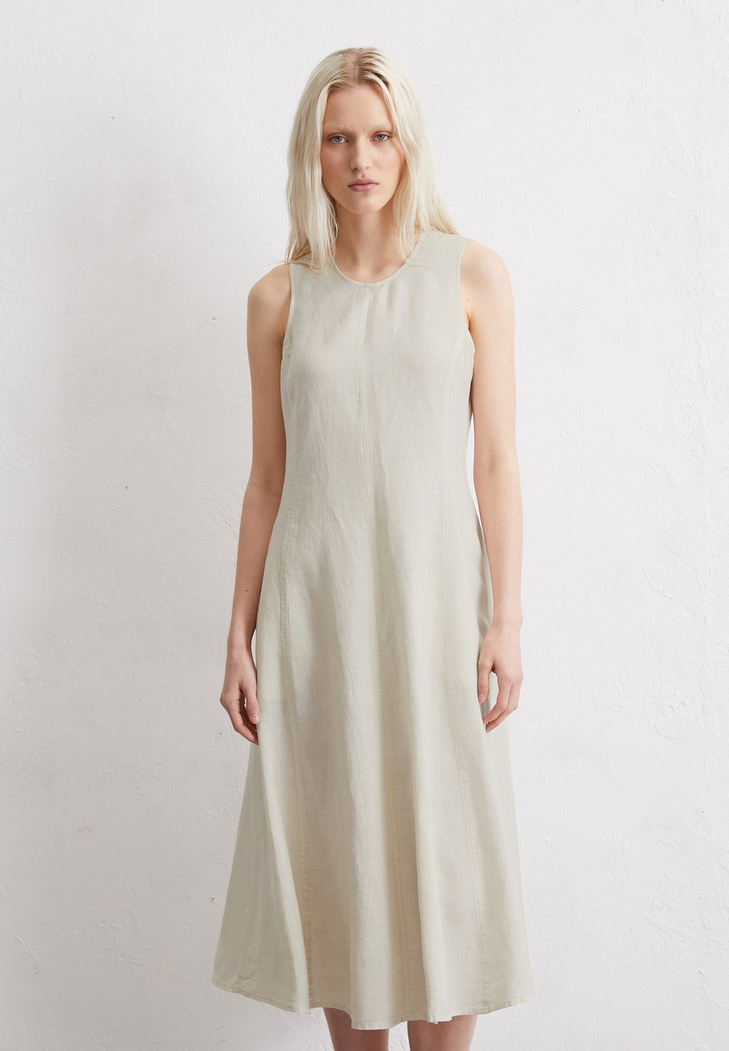 

Повседневное платье DRESS FEMININE SHAPE MIDI LENGTH CUTLINES Marc O'Polo, светло-серый