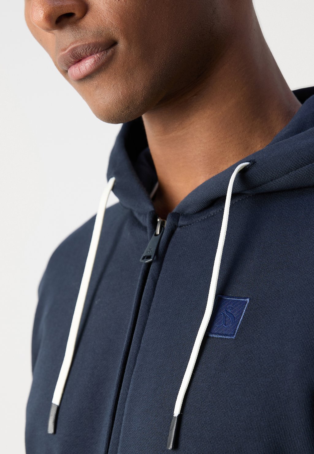 

Толстовка на молнии ESSENTIAL LOGO BADGE ZI THROUGH HOODIE Scotch & Soda, темно-синий