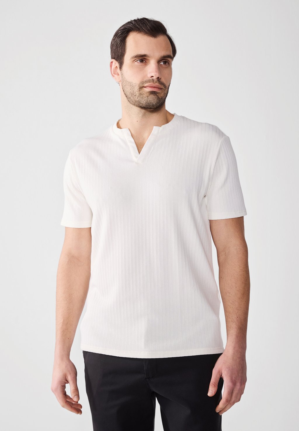 

Базовая футболка Pier One by Zalando, кремовый