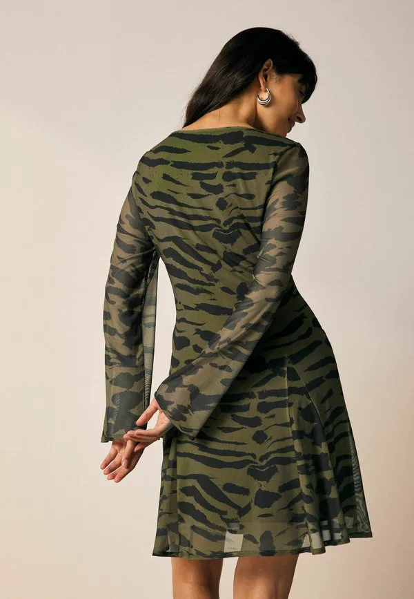 Платье повседневного кроя стандартного размера Next, Khaki Green Animal Print — фото 4