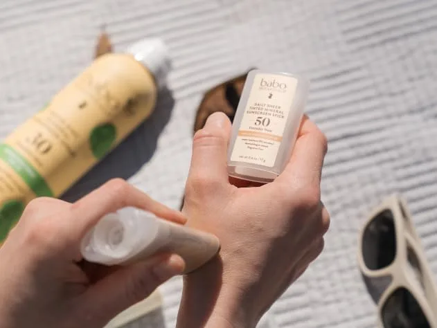 Babo Botanicals Daily Sheer Mineral Tinted Sunscreen Stick SPF50 - Natural Zinc Oxide - для лица - для всех возрастов - EWG Verified - водостойкий - без отдушки 17.01 г (1 шт.), Orange — фото 4