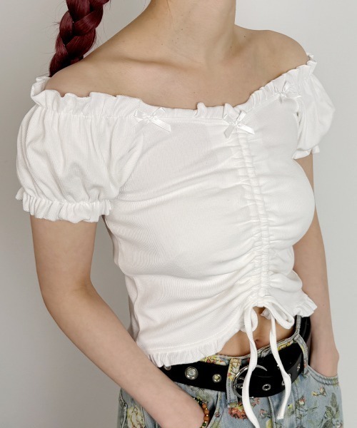 

Футболка с присборенной ребристой отделкой и открытыми плечами NANAHACHI, белый